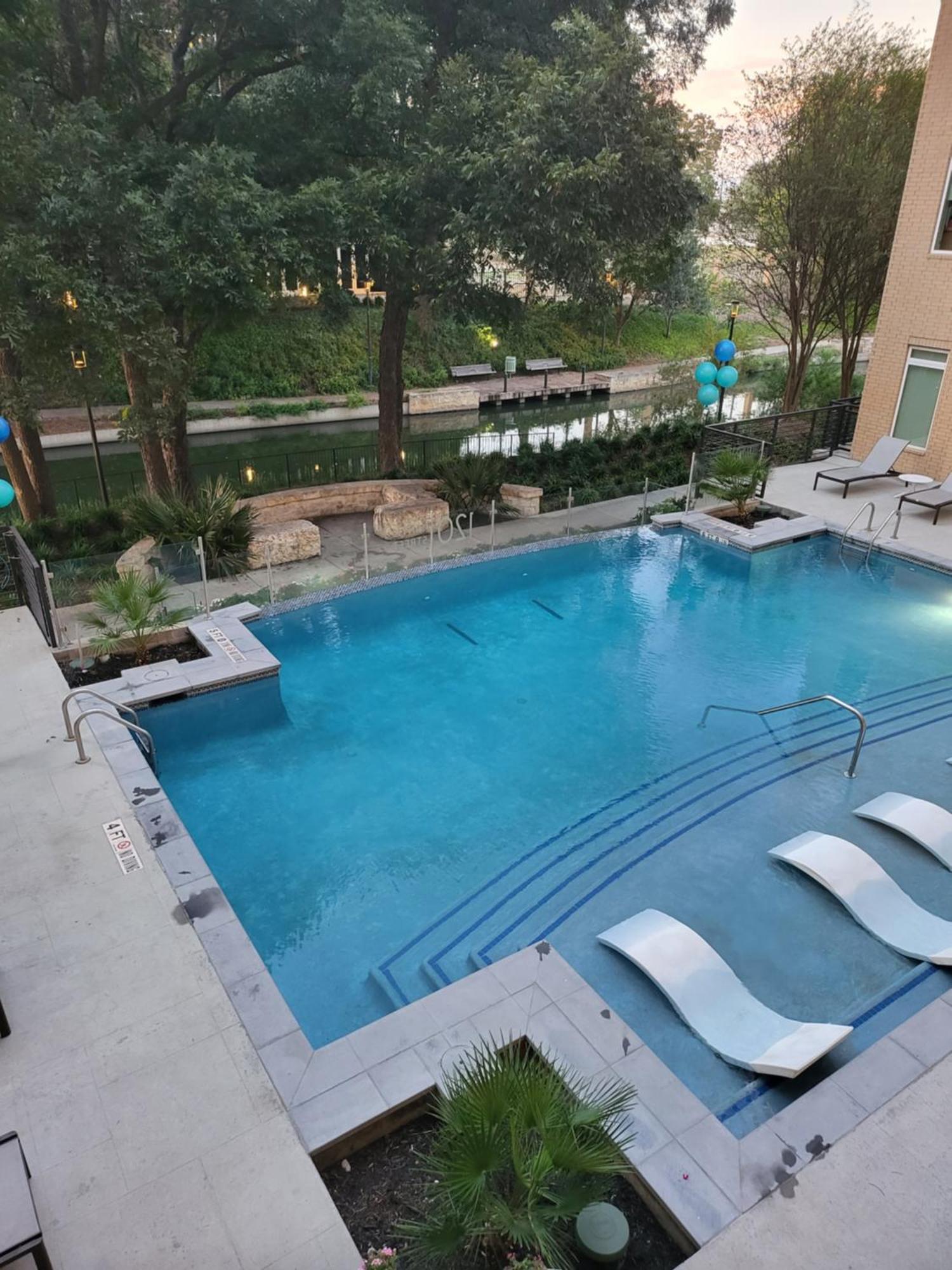 Apartment Romantic Facing Riverwalk With King Suite, Pet Friendly, Free Parking Centrally Located San Antonio