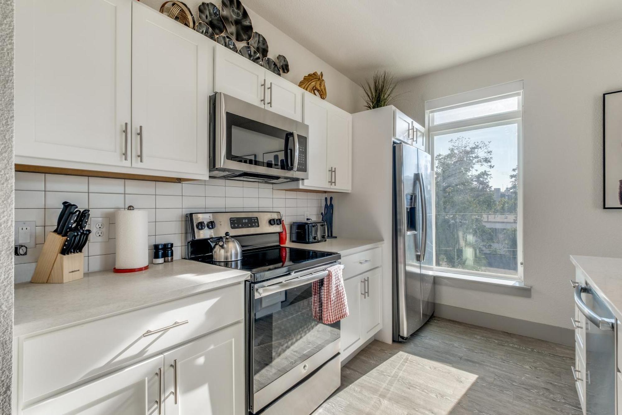 Romantic Facing Riverwalk With King Suite, Pet Friendly, Free Parking Centrally Located San Antonio