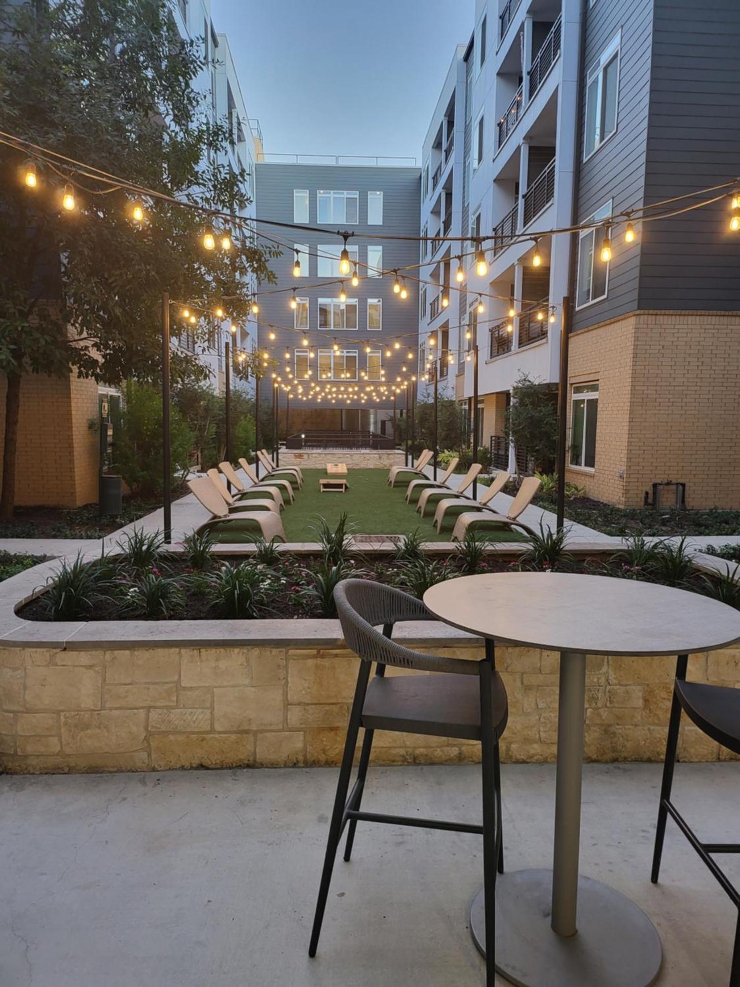 Romantic Facing Riverwalk With King Suite, Pet Friendly, Free Parking Centrally Located