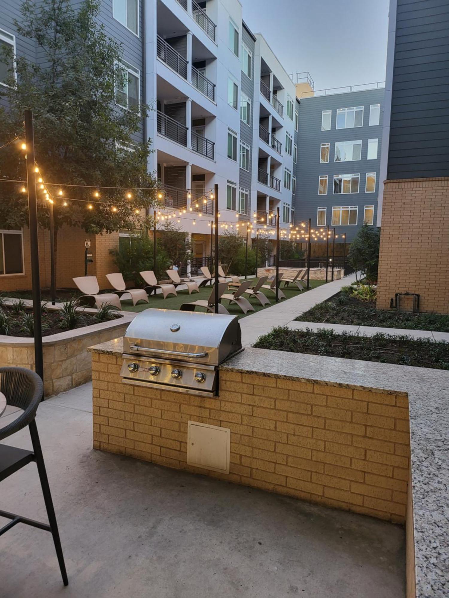 Romantic Facing Riverwalk With King Suite, Pet Friendly, Free Parking Centrally Located Apartment San Antonio