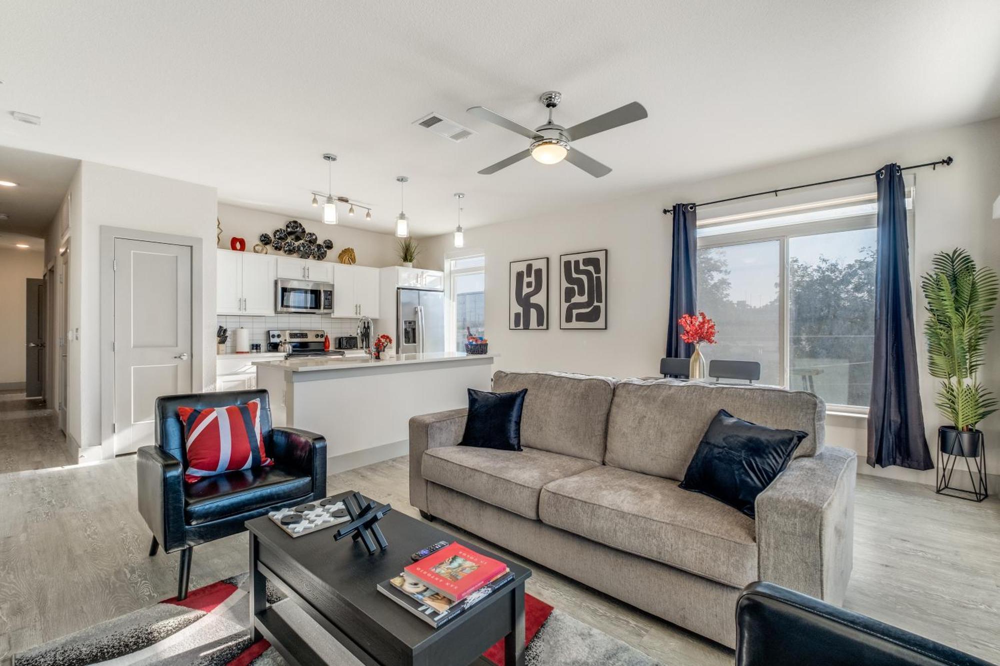 Romantic Facing Riverwalk With King Suite, Pet Friendly, Free Parking Centrally Located