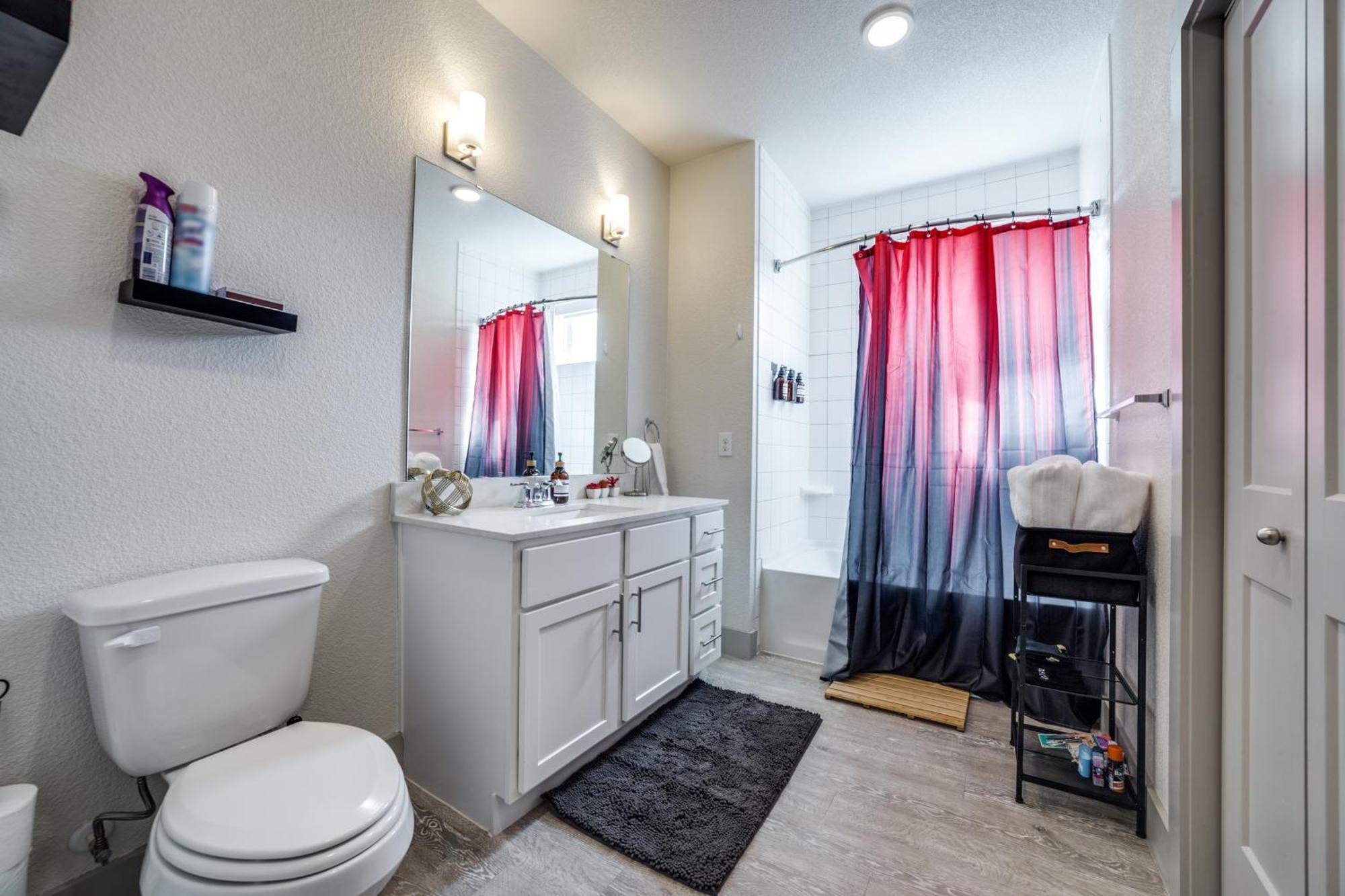 Romantic Facing Riverwalk With King Suite, Pet Friendly, Free Parking Centrally Located Apartment *