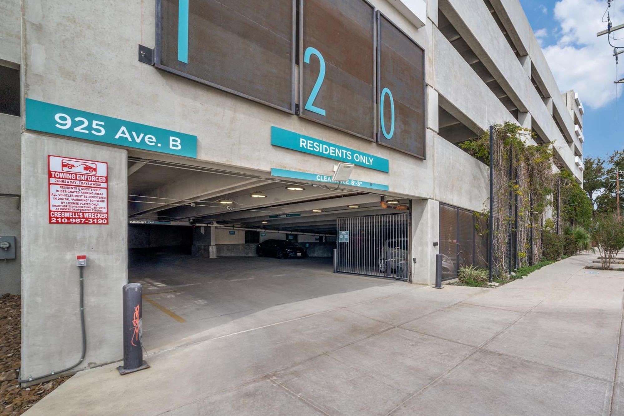 Romantic Facing Riverwalk With King Suite, Pet Friendly, Free Parking Centrally Located Apartment San Antonio