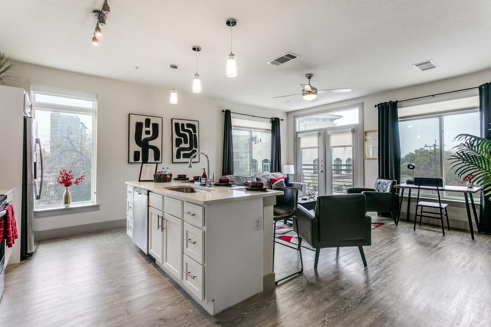 Romantic Facing Riverwalk With King Suite, Pet Friendly, Free Parking Centrally Located Apartment